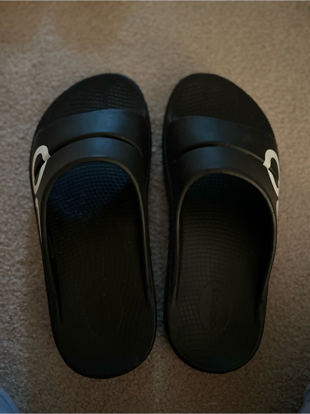 Black OOFOS OOahH sports recovery slides